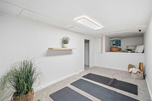 1422 2 Street Nw, Calgary, AB - Indoor Photo Showing Other Room