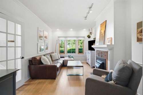 1422 2 Street Nw, Calgary, AB - Indoor Photo Showing Living Room
