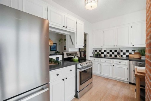 1422 2 Street Nw, Calgary, AB - Indoor Photo Showing Kitchen