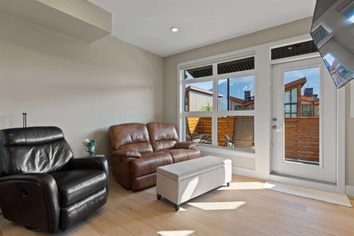 407 Riva Place, Canmore, AB - Indoor Photo Showing Living Room