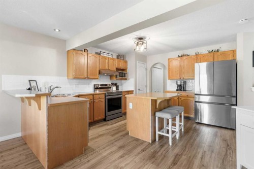 71 Royal Birch Manor Nw, Calgary, AB - Indoor Photo Showing Kitchen
