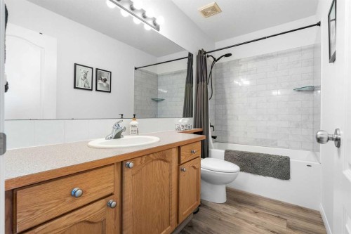 71 Royal Birch Manor Nw, Calgary, AB - Indoor Photo Showing Bathroom