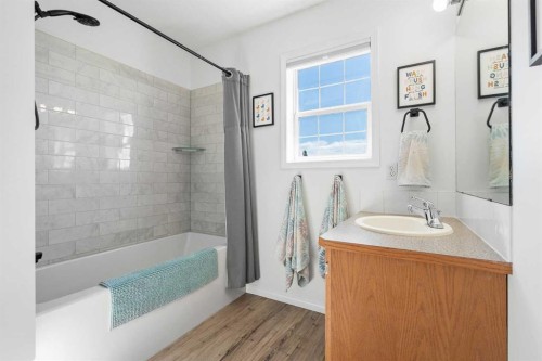71 Royal Birch Manor Nw, Calgary, AB - Indoor Photo Showing Bathroom