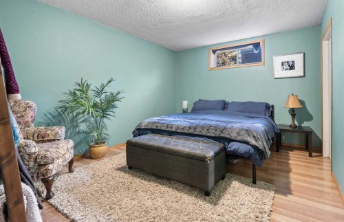 71 Royal Birch Manor Nw, Calgary, AB - Indoor Photo Showing Bedroom