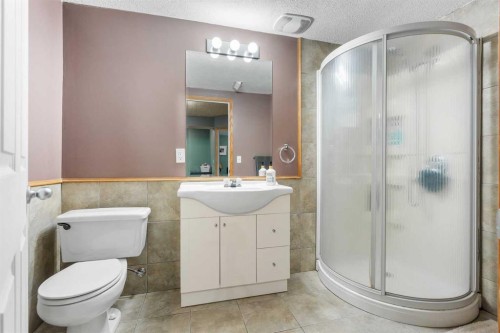 71 Royal Birch Manor Nw, Calgary, AB - Indoor Photo Showing Bathroom