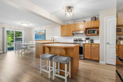 71 Royal Birch Manor Nw, Calgary, AB - Indoor Photo Showing Kitchen