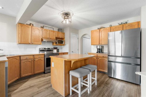 71 Royal Birch Manor Nw, Calgary, AB - Indoor Photo Showing Kitchen