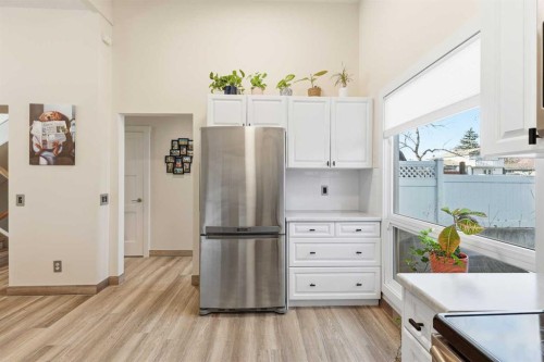 443 Brae Glen Crescent Sw, Calgary, AB - Indoor Photo Showing Kitchen