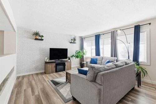 443 Brae Glen Crescent Sw, Calgary, AB - Indoor Photo Showing Living Room