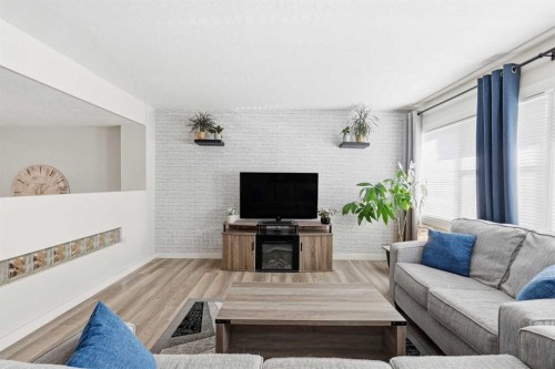 443 Brae Glen Crescent Sw, Calgary, AB - Indoor Photo Showing Living Room