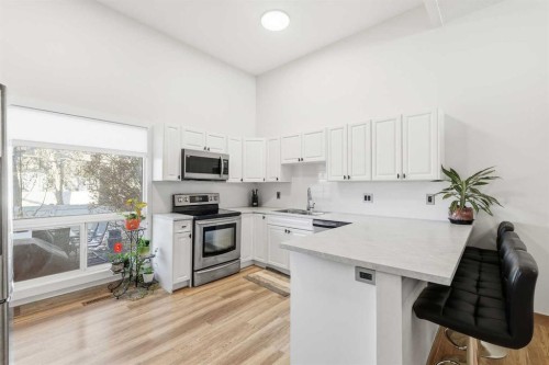 443 Brae Glen Crescent Sw, Calgary, AB - Indoor Photo Showing Kitchen