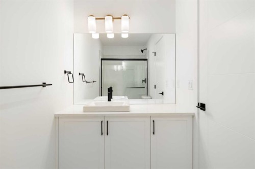 118-2230 81St Street Sw, Calgary, AB - Indoor Photo Showing Bathroom