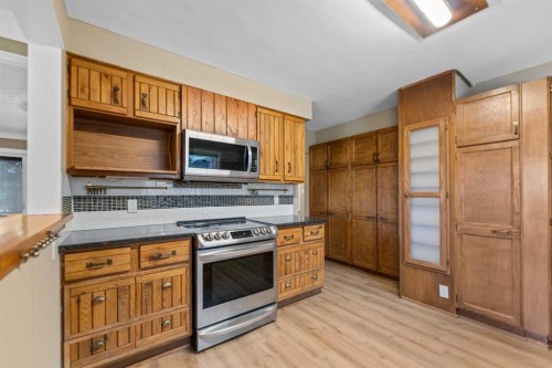 5923 Thorncliffe Drive Nw, Calgary, AB - Indoor Photo Showing Kitchen