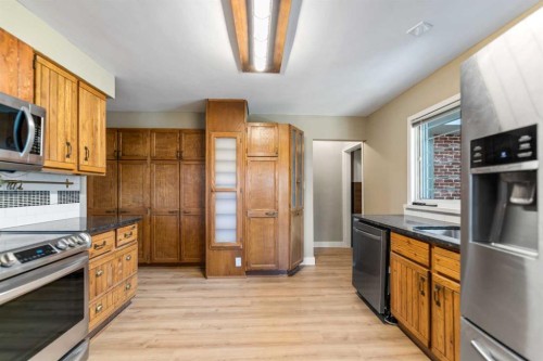 5923 Thorncliffe Drive Nw, Calgary, AB - Indoor Photo Showing Kitchen