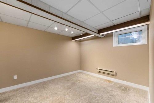 5923 Thorncliffe Drive Nw, Calgary, AB - Indoor Photo Showing Other Room
