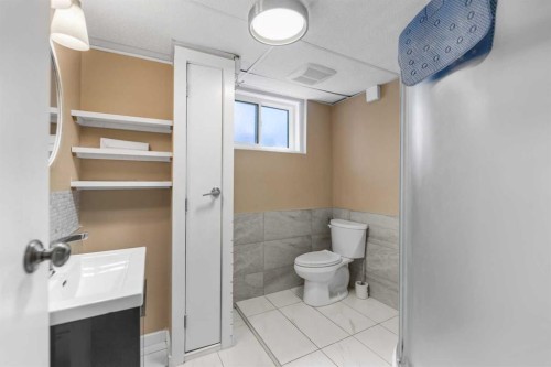 5923 Thorncliffe Drive Nw, Calgary, AB - Indoor Photo Showing Bathroom