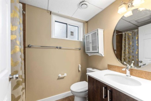 5923 Thorncliffe Drive Nw, Calgary, AB - Indoor Photo Showing Bathroom