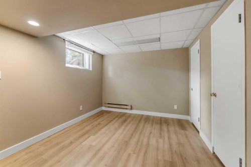 5923 Thorncliffe Drive Nw, Calgary, AB - Indoor Photo Showing Other Room