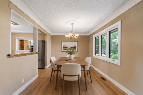5923 Thorncliffe Drive Nw, Calgary, AB - Indoor Photo Showing Dining Room