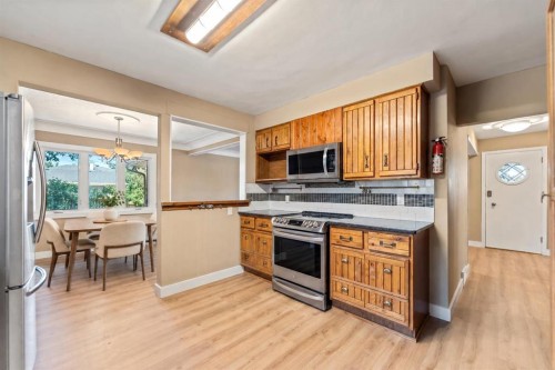 5923 Thorncliffe Drive Nw, Calgary, AB - Indoor Photo Showing Kitchen