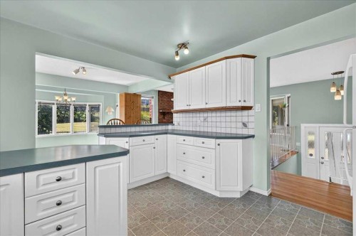 7727 Bowcliffe Crescent Nw, Calgary, AB - Indoor Photo Showing Kitchen