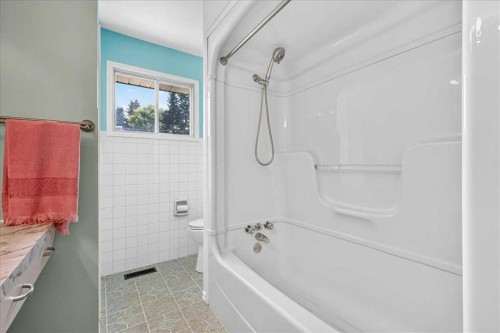 7727 Bowcliffe Crescent Nw, Calgary, AB - Indoor Photo Showing Bathroom