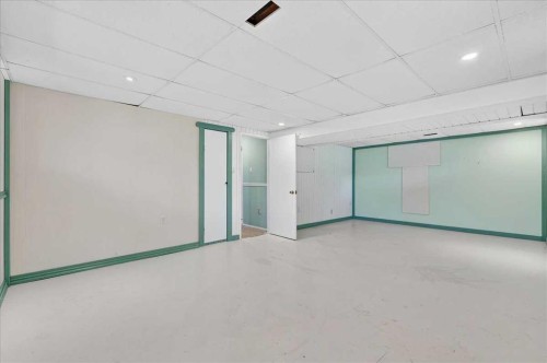 7727 Bowcliffe Crescent Nw, Calgary, AB - Indoor Photo Showing Other Room
