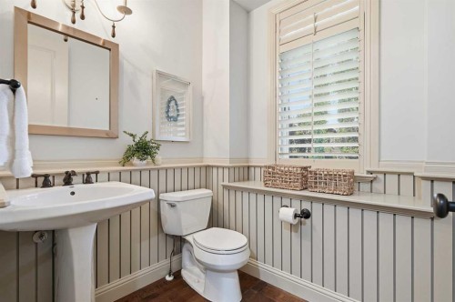 4221 17 Street Sw, Calgary, AB - Indoor Photo Showing Bathroom