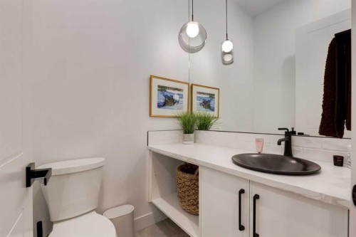 3719 2 Avenue Sw, Calgary, AB - Indoor Photo Showing Bathroom