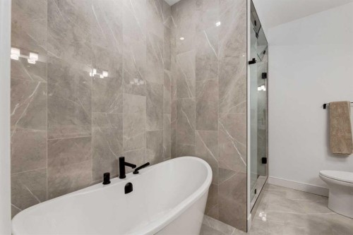 3719 2 Avenue Sw, Calgary, AB - Indoor Photo Showing Bathroom