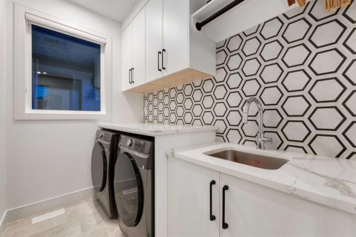 3719 2 Avenue Sw, Calgary, AB - Indoor Photo Showing Laundry Room