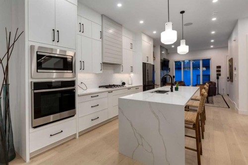 3719 2 Avenue Sw, Calgary, AB - Indoor Photo Showing Kitchen With Upgraded Kitchen