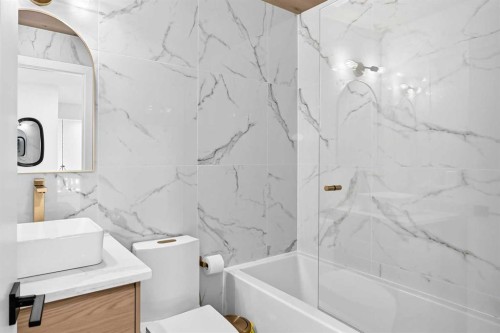 10909 Hidden Valley Drive Nw, Calgary, AB - Indoor Photo Showing Bathroom