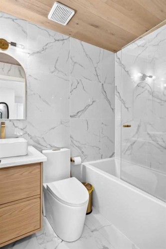 10909 Hidden Valley Drive Nw, Calgary, AB - Indoor Photo Showing Bathroom