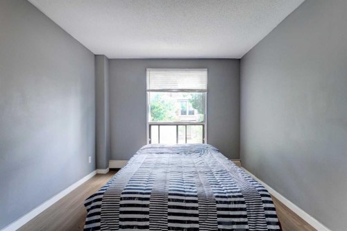 324-10120 Brookpark Boulevard Sw, Calgary, AB - Indoor Photo Showing Bedroom