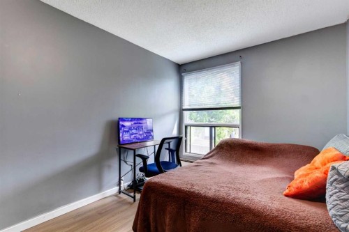 324-10120 Brookpark Boulevard Sw, Calgary, AB - Indoor Photo Showing Bedroom