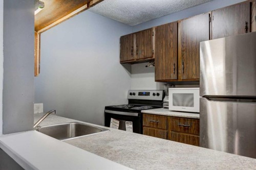 324-10120 Brookpark Boulevard Sw, Calgary, AB - Indoor Photo Showing Kitchen