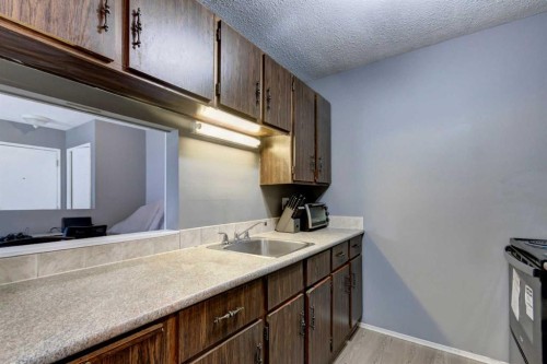 324-10120 Brookpark Boulevard Sw, Calgary, AB - Indoor Photo Showing Kitchen