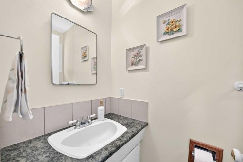1926 28 Avenue Sw, Calgary, AB - Indoor Photo Showing Bathroom