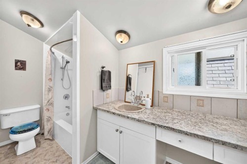 1926 28 Avenue Sw, Calgary, AB - Indoor Photo Showing Bathroom