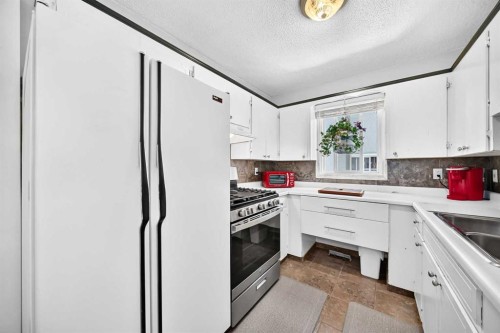 1926 28 Avenue Sw, Calgary, AB - Indoor Photo Showing Kitchen