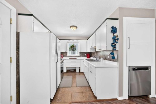 1926 28 Avenue Sw, Calgary, AB - Indoor Photo Showing Kitchen