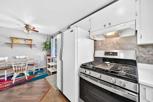 1926 28 Avenue Sw, Calgary, AB - Indoor Photo Showing Kitchen