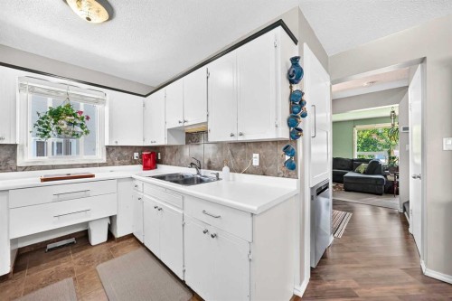 1926 28 Avenue Sw, Calgary, AB - Indoor Photo Showing Kitchen With Double Sink