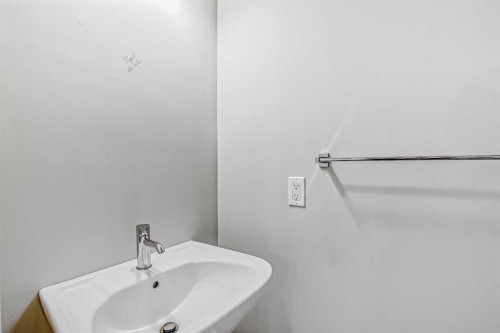 55 Agate Road, Cochrane, AB - Indoor Photo Showing Bathroom