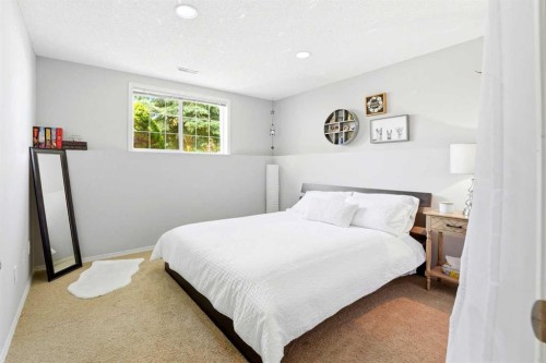 39 West Terrace Crescent, Cochrane, AB - Indoor Photo Showing Bedroom