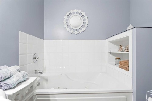 39 West Terrace Crescent, Cochrane, AB - Indoor Photo Showing Bathroom