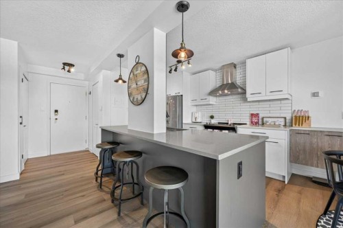 902-1330 15 Avenue Sw, Calgary, AB - Indoor Photo Showing Kitchen With Upgraded Kitchen