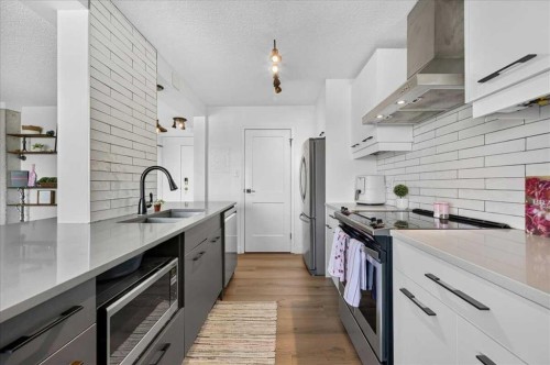 902-1330 15 Avenue Sw, Calgary, AB - Indoor Photo Showing Kitchen With Stainless Steel Kitchen With Upgraded Kitchen