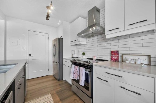 902-1330 15 Avenue Sw, Calgary, AB - Indoor Photo Showing Kitchen With Stainless Steel Kitchen With Upgraded Kitchen